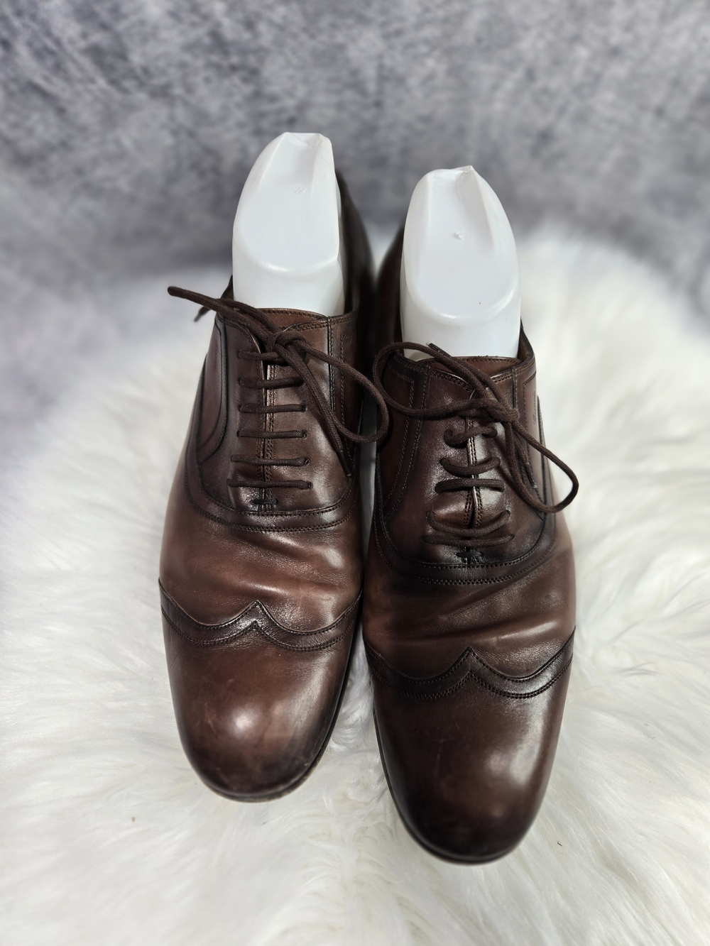 Gucci men's Oxford dress shoes featuring a cap-toe design and brogue detailing